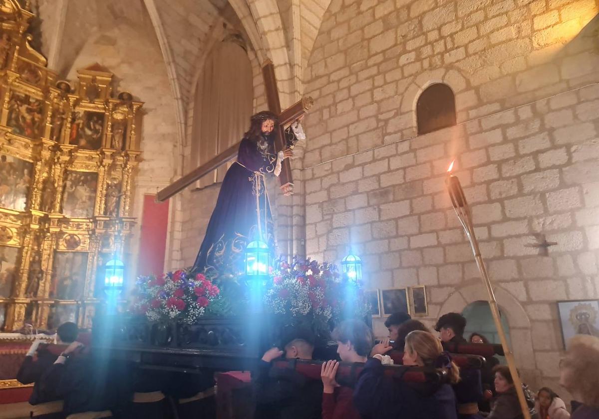 Imagen principal - La lluvia no permitió salir Nazareno, pero el Via Crucis se celebró en la iglesia