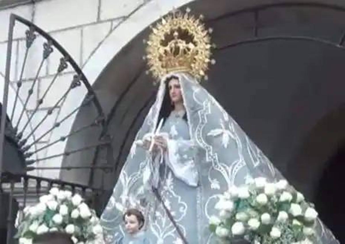 Imagen secundaria 1 - La Virgen lucirá este año el manto de paseo de color rosa