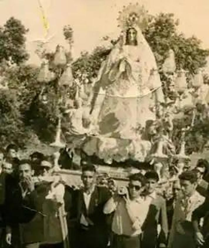 Imagen secundaria 2 - La Virgen con el manto regalado por don Lorenzo Martínez Marín y Magdalena Orozco. 