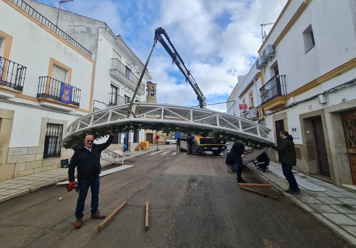 Imagen principal - Antonio Gallardo, Mayordomo de la Virgen, apoyando los trabajos durante la colocación del arco.