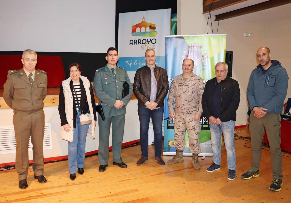 El subdelegado de Defensa en Cáceres, coronel Vicente Lunar, el alcalde, Carlos Caro, los concejales Leticia Carrero, Julio Delgado, Juan Antonio Lucas, el teniente de la Guardia Civil, Jorge Rubio, y el Comandante Jose Javier Contreras.
