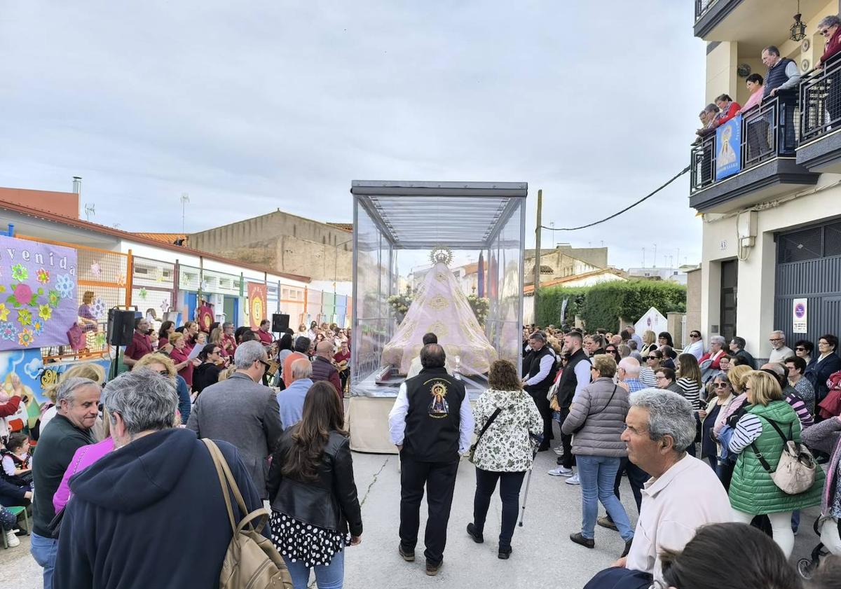 Imagen principal - Arroyo se engalanó ayer para recibir a su Patrona