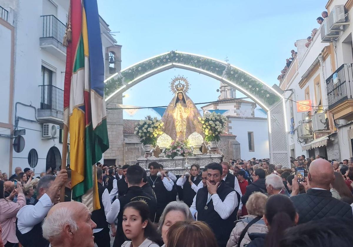 Entrada de la Virgen de la Luz por el arco de flores.