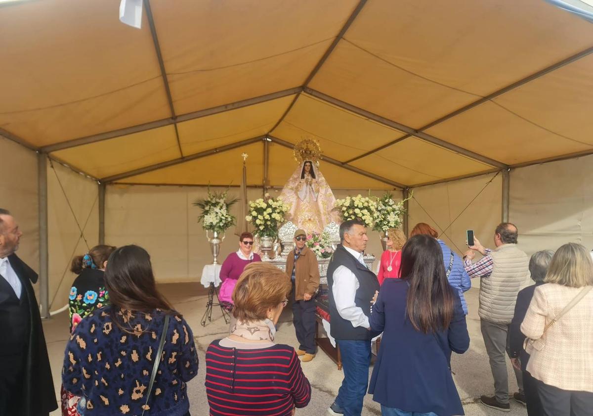 Imagen principal - Muchas personas se acercaron a la carpa para ver de cerca y fotografiarse con la Virgen.