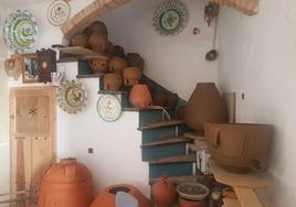 Varias piezas secándose en el Alfar Ramos.