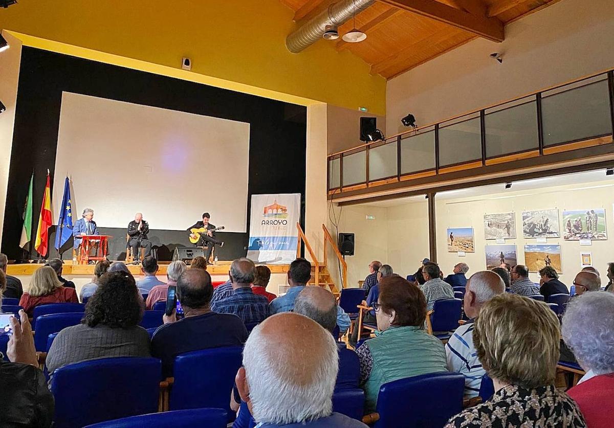 El arte del Porrina de Badajoz brilló en el Corral de Comedias de Arroyo de la Luz