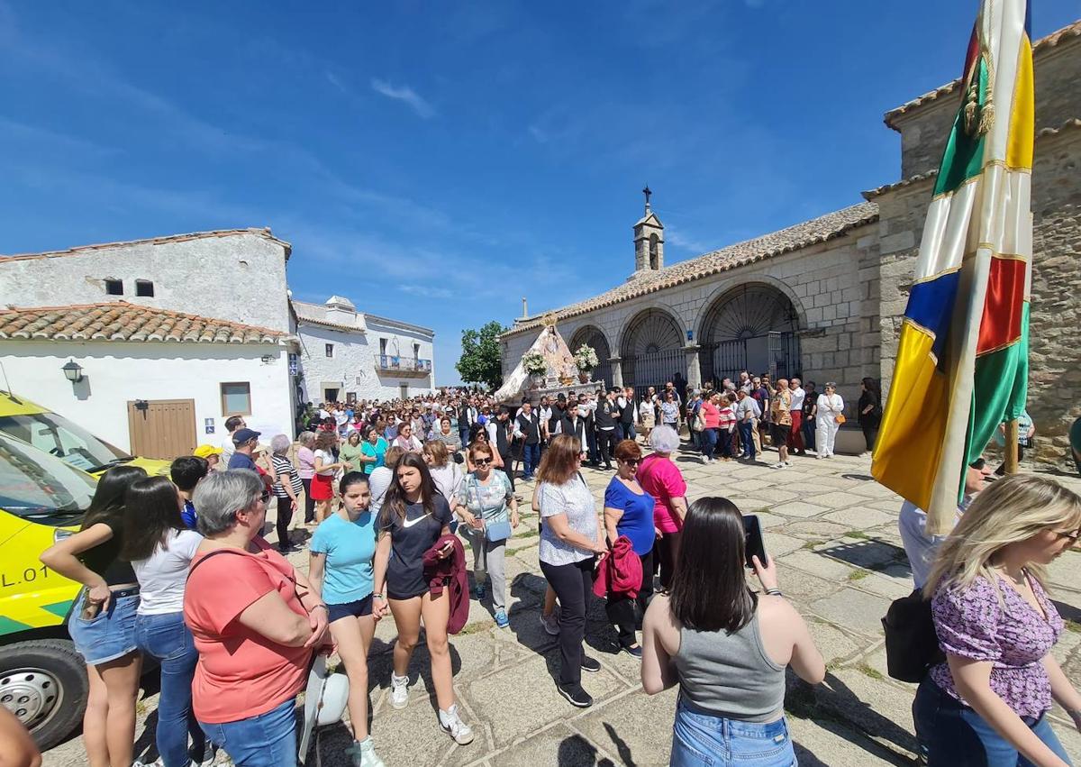 Imagen secundaria 1 - Los arroyanos arroparon una vez más a su patrona en la vuelta a su santuario