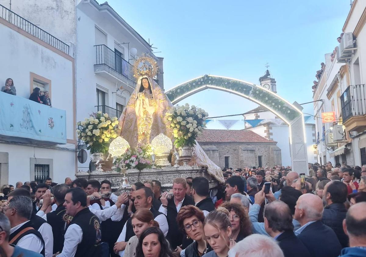 Imagen principal - Los arroyanos arroparon una vez más a su patrona en la vuelta a su santuario