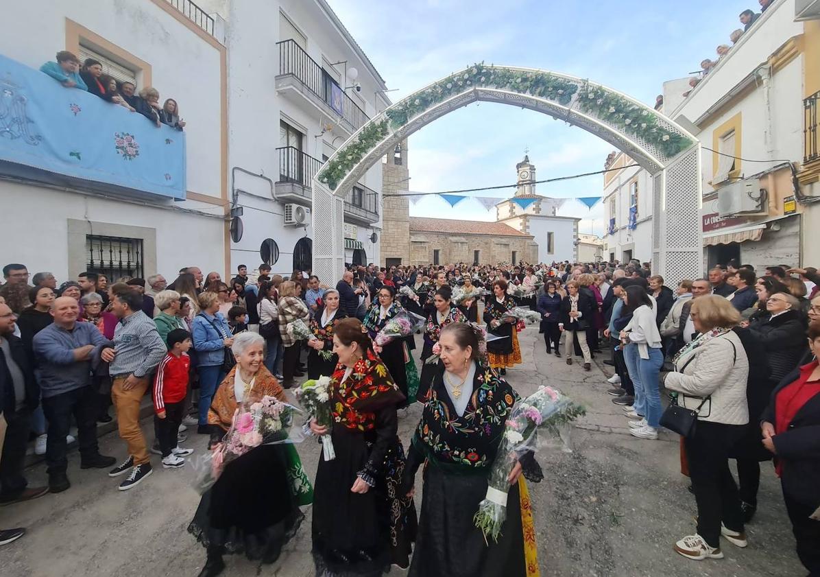 Imagen principal - Los arroyanos arroparon una vez más a su patrona en la vuelta a su santuario