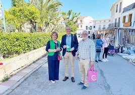 Carlos Caro, alcalde de Arroyo de la Luz, dando su apoyo a la campaña de la AECC.