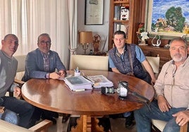 Directivos del Extremadura Arroyo con el presidente de la Diputación de Cáceres.