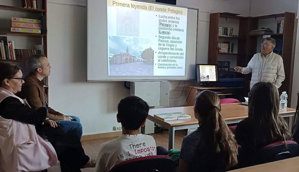 Imagen principal - El cronista de Arroyo de la Luz vuelve a la escuela