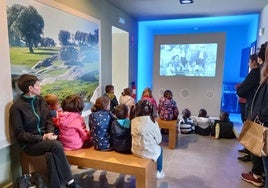 Una parte de la visita al Centro de Interpretación Dehesa de la Luz.