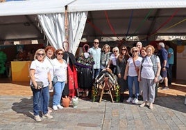 El alcalde, Carlos Caro y la concejala de Cultura, Leticia Carrero, junto a la asociación de bordados de Arroyo de la Luz: