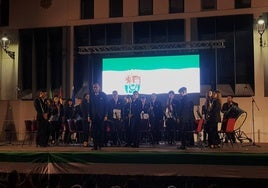 Fotografía de archivo. Miguel Ángel Martín al frente de la Banda de Música de Arroyo de la Luz en el Día de Extremadura de 2023.