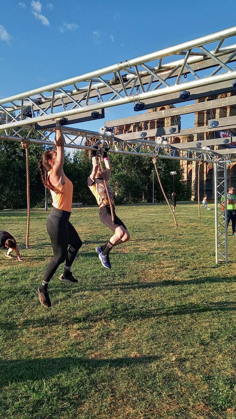Imagen secundaria 1 - Marta suprando una de las pruebas de fuerza. En la segunda foto, los arroyanos cruzando juntos la meta.