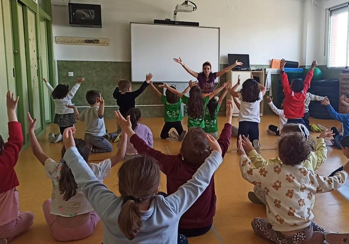 Imagen principal - Nieves Fresneda lleva el yoga al colegio Ntra. Sra. de la Luz