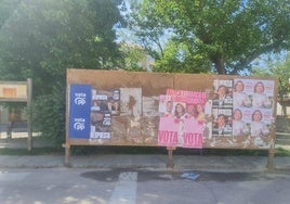 Uno de los tablones de la localidad con carteles para las elecciones europeas.