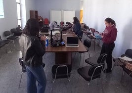 Alumnas de ConectadAs Extremadura de Aldea del Cano participan en una sesión en el Círcular FAB de Arroyo de la luz