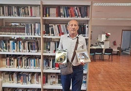 Vicente Clemente Sánchez con los dos ejemplares donados.
