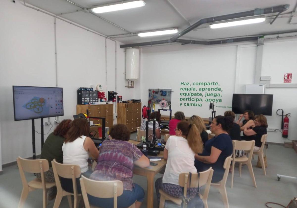 Imagen principal - Las alumnas de Brozas de ConectadAs Extremadura participan en una sesión de Impresión 3D en el Circular FAB
