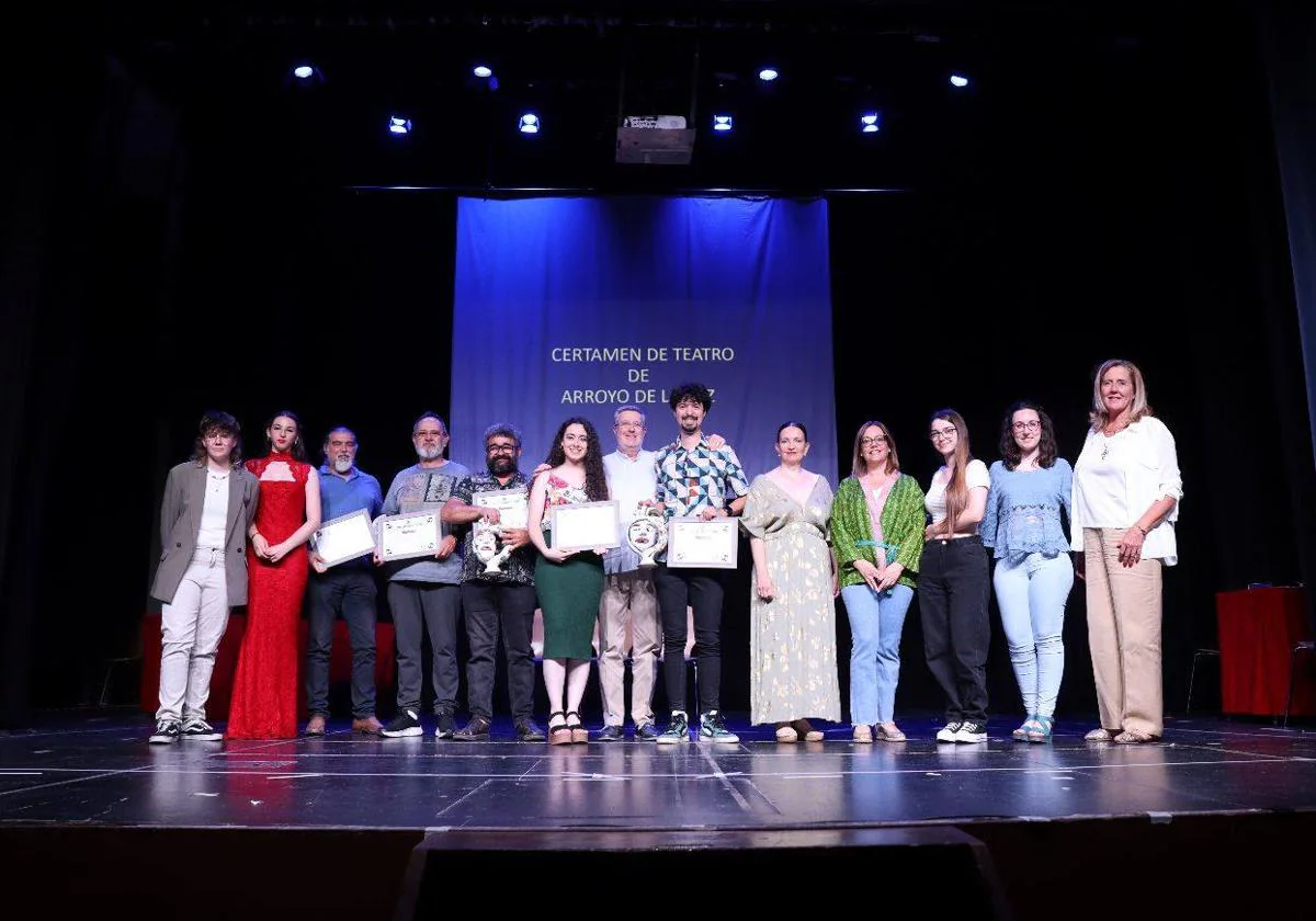 Foto de los premiados en el certamen de teatro.