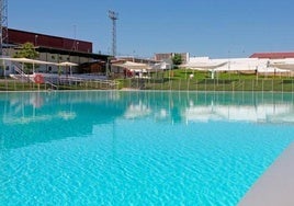 Vaso para adultos y parte del recinto de la piscina municipal de Arroyo de la Luz.