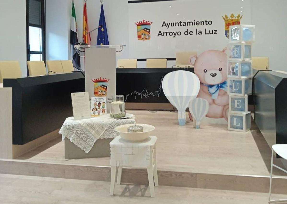 Imagen secundaria 1 - Amigos y familiares llenaron en Salón de Actos, adornado para la ocasión.