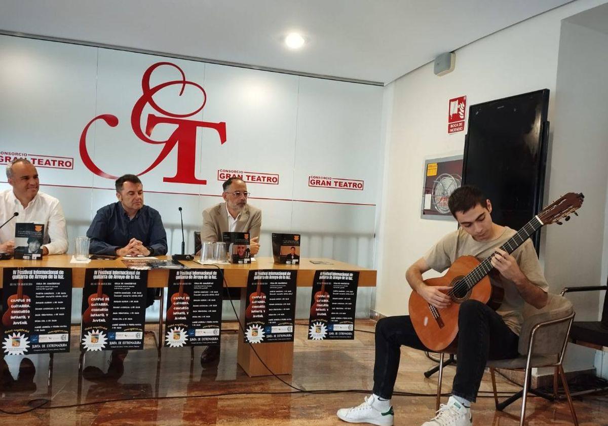 Imagen principal - Presentado el Festival Internacional de Guitarra de Arroyo de la Luz