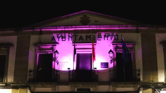 El Ayuntamiento se iluminó de morado por el síndrome de Dravet