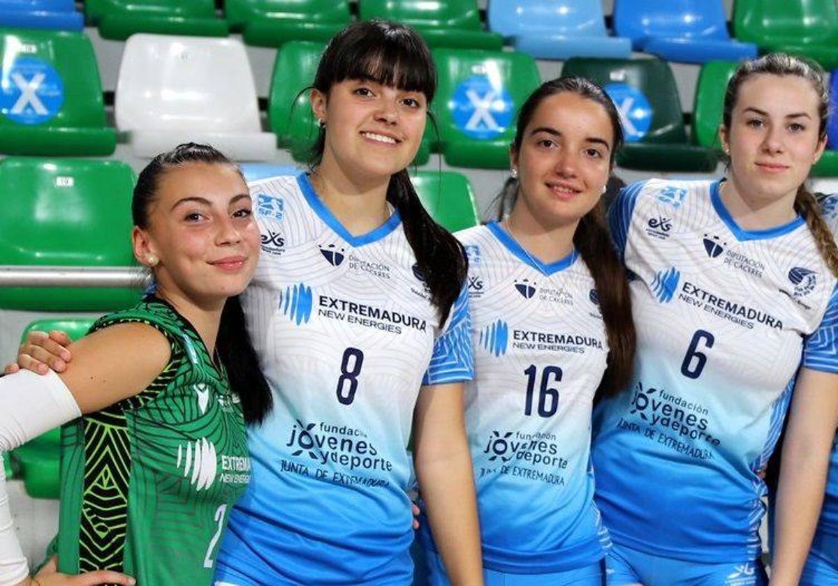 Las tres jugadoras renovadas (azul) junto a Andrea Villacañas.