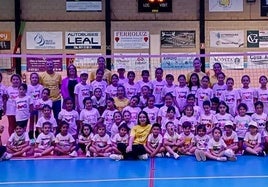 Foto de familia de participantes y monitores del X Sunvolley.