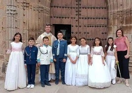 Alejandro en el centro de la foto acompañado de sus amigos, junto al párroco local y su catequista.