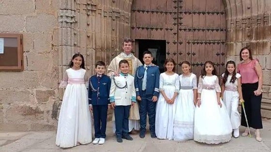 El pequeño Alejandro recibe su primera comunión, meses después de una operación, acompañado de sus amigos