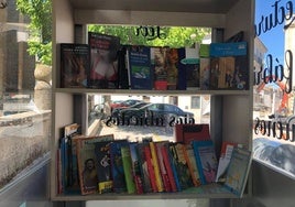 Cada vez son más los libros que hay disposición de los usuarios gracias a la colaboración de los vecinos.