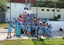 Los niiños junto a sus monitores en la despedida del campus.