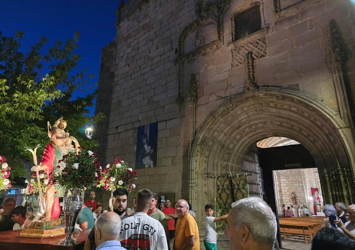 Imagen principal - San Cristóbal llega a la iglesia de Ntra. Sra. de la Asunción arropado por sus fieles