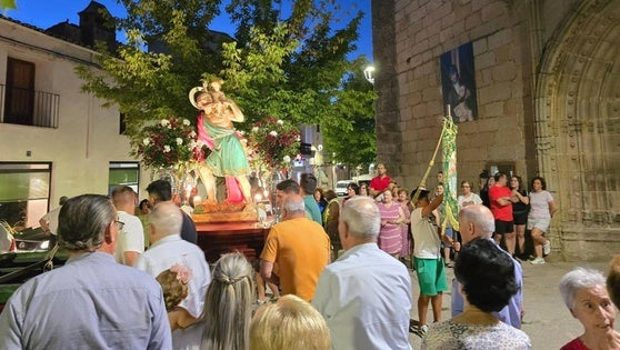 San Cristóbal llega a la iglesia de Ntra. Sra. de la Asunción arropado por sus fieles