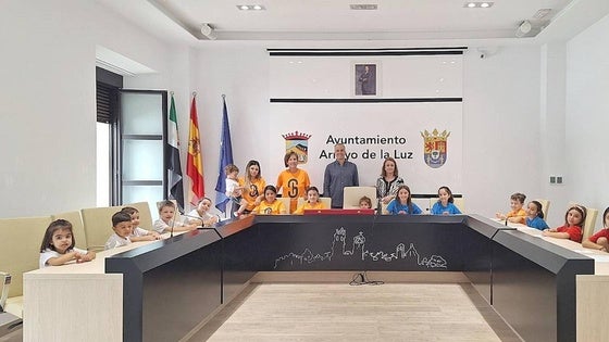 Los pequeños del Campamento de Verano del colegio Ntra. Sra. de los Dolores visitan el Ayuntamiento