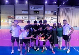 Los Galácticos, primer clasificado en la categoría Juvenil-Cadete, recogiendo el premio.