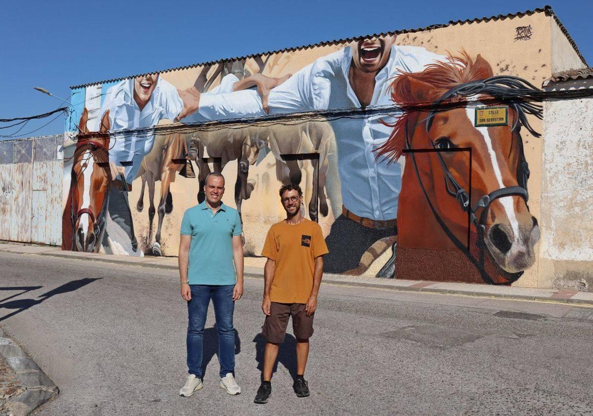 Imagen principal - El alcalde, Carlos Caro y el artista Brea junto al nuevo mural de Arroyo de la Luz. 