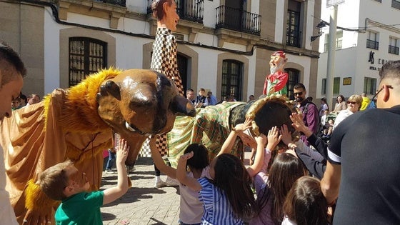 Este verano, los cabezudos vuelven a recorrer las calles de Arroyo de la Luz
