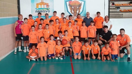 El alcalde, Carlos Caro, visita el Campus de Baloncesto del Arroyo CB