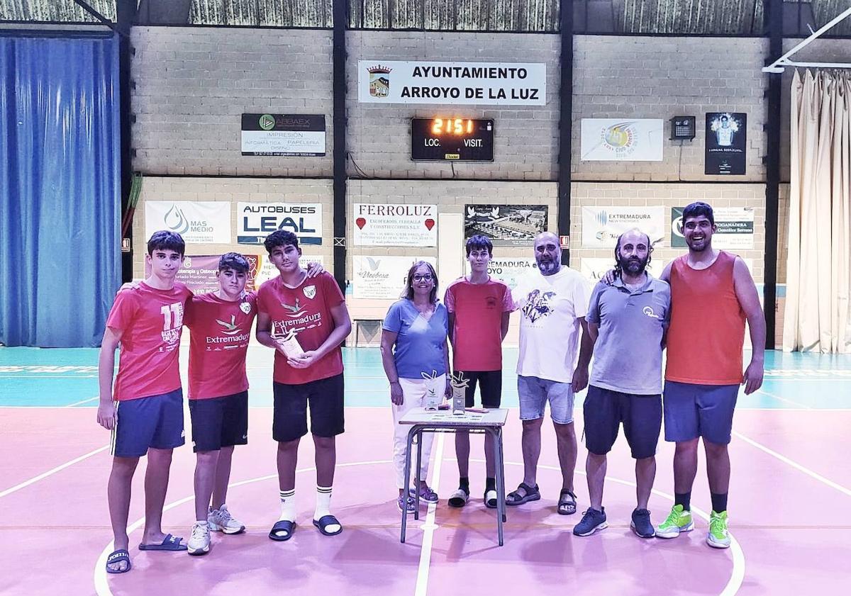 Imagen principal - 'Menores de edad', campeones de la liga regular.