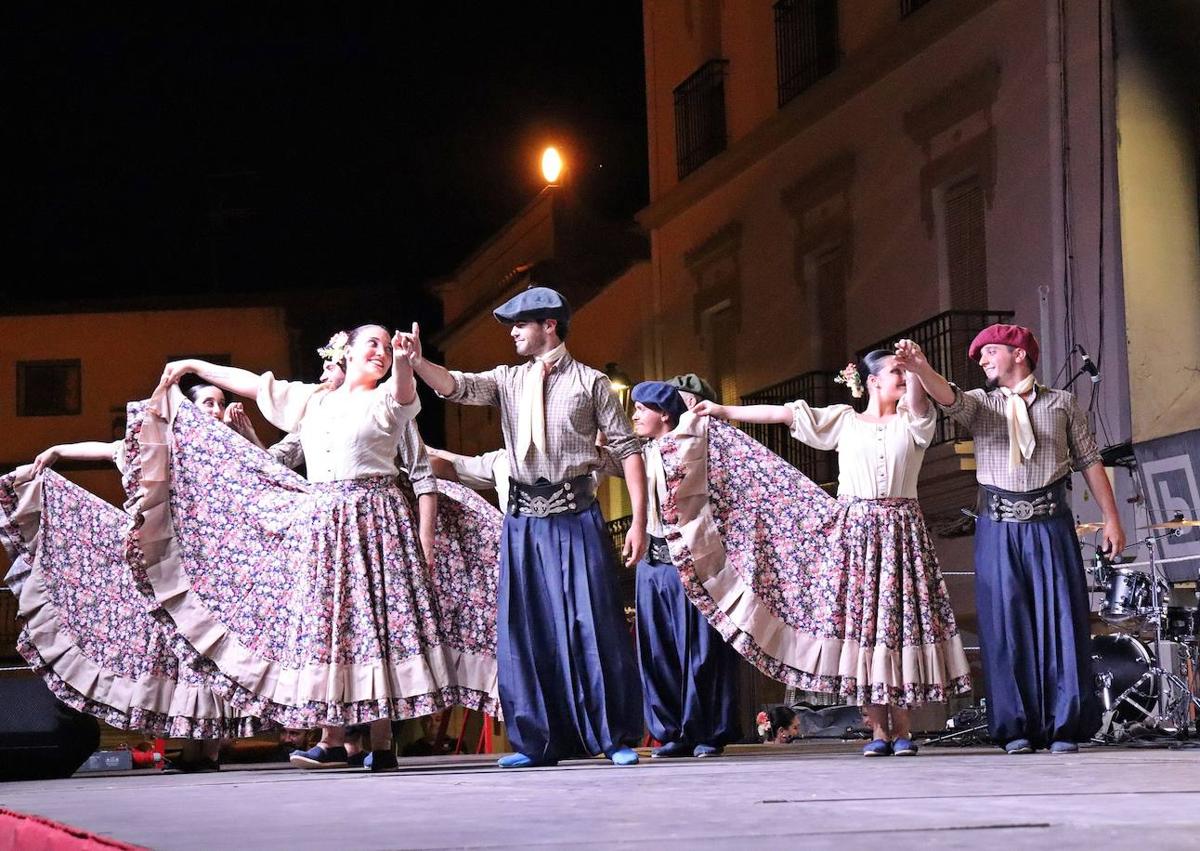 Imagen secundaria 1 - El Festival de los Pueblos del Mundo llevó nuevamente el folclore a la Plaza de la Constitución