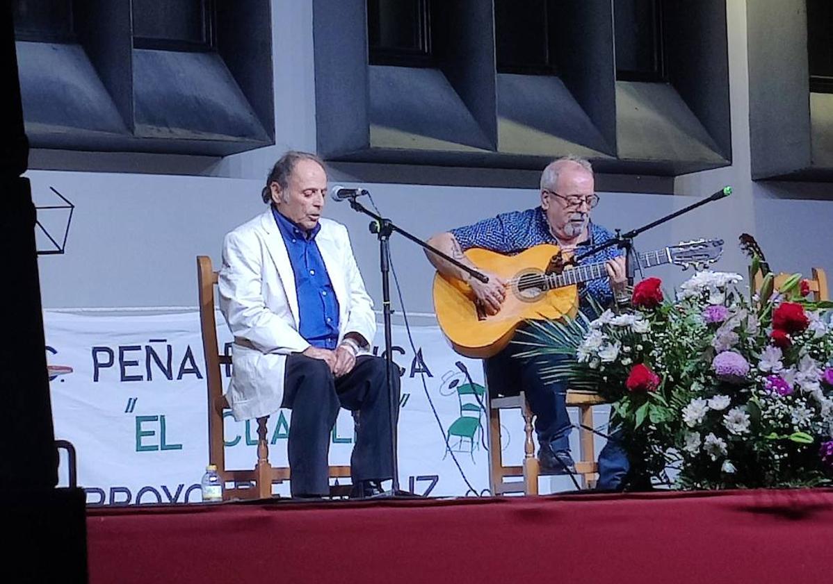 Imagen principal - Arroyo de la Luz disfrutó con un emotivo Festival Flamenco del Emigrante