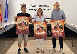 El alcalde, Carlos Caro, la concejala de Educación, Mercedes Pérez y el promotor de World Tour Eventos, Ángel Carrero.