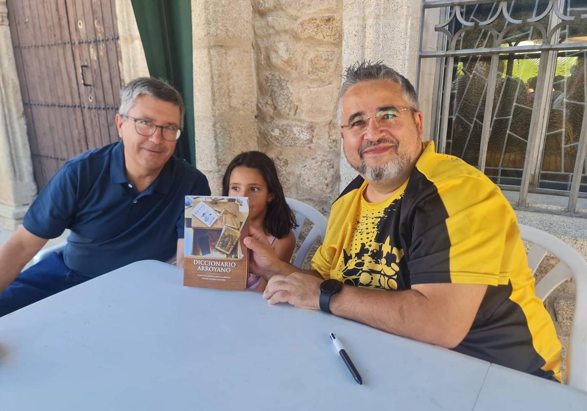 Imagen principal - Firma de libros del diccionario arroyano.