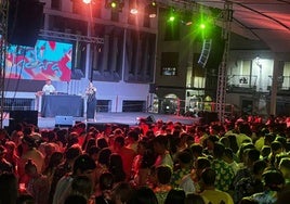 Más de 4.000 personas se dieron cita en la plaza de Arroyo de la luz para disfrutar de la Fiesta Hawaiana