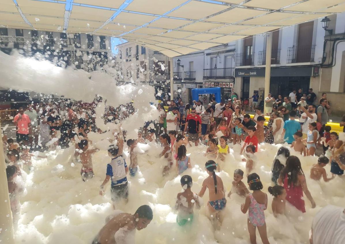 Imagen secundaria 1 - Los más pequeños han disfrutado de una refrescante mañana con la Fiesta del Agua